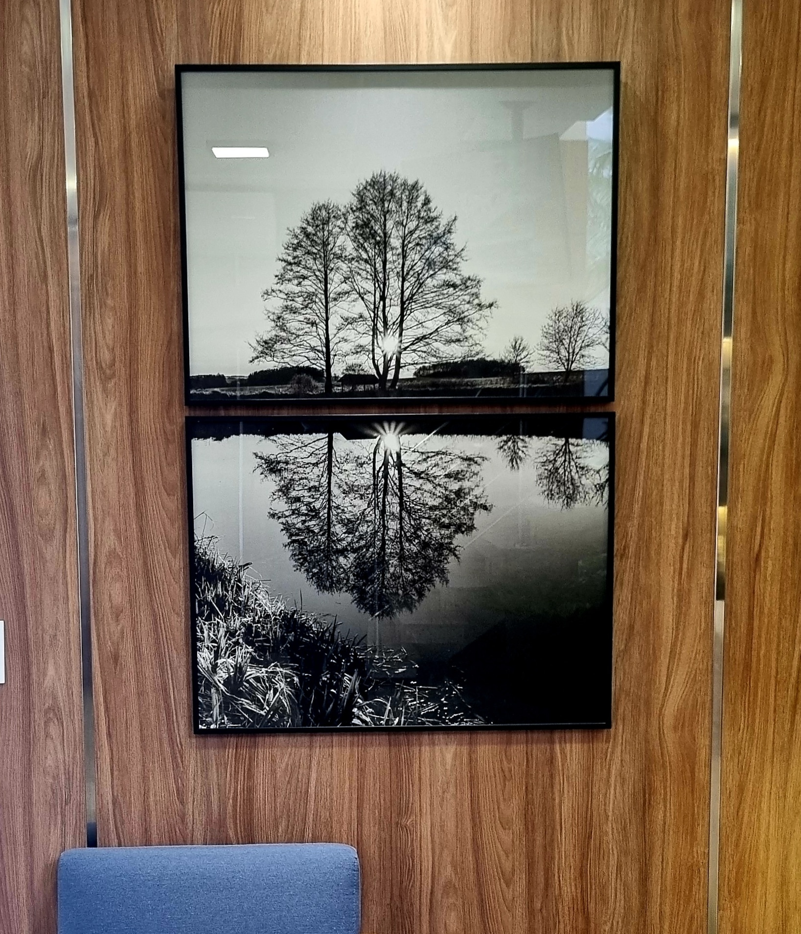 Quadros e revestimento de madeira na recepção