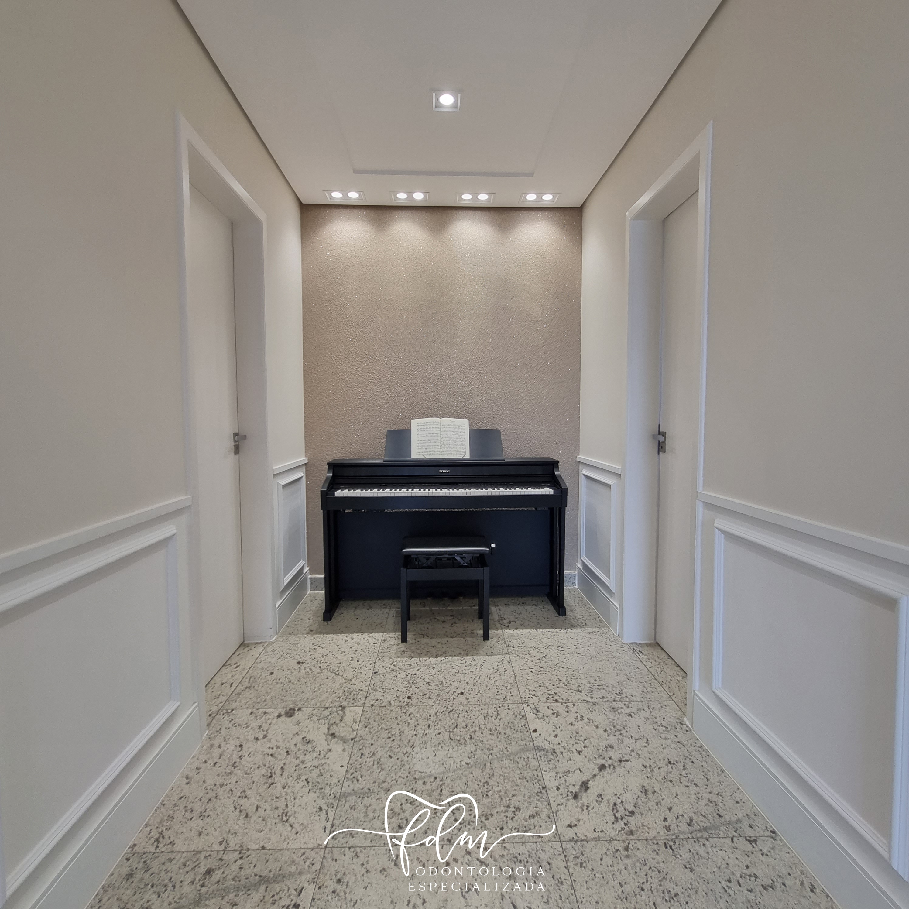 Piano no corredor da FDM Odontologia