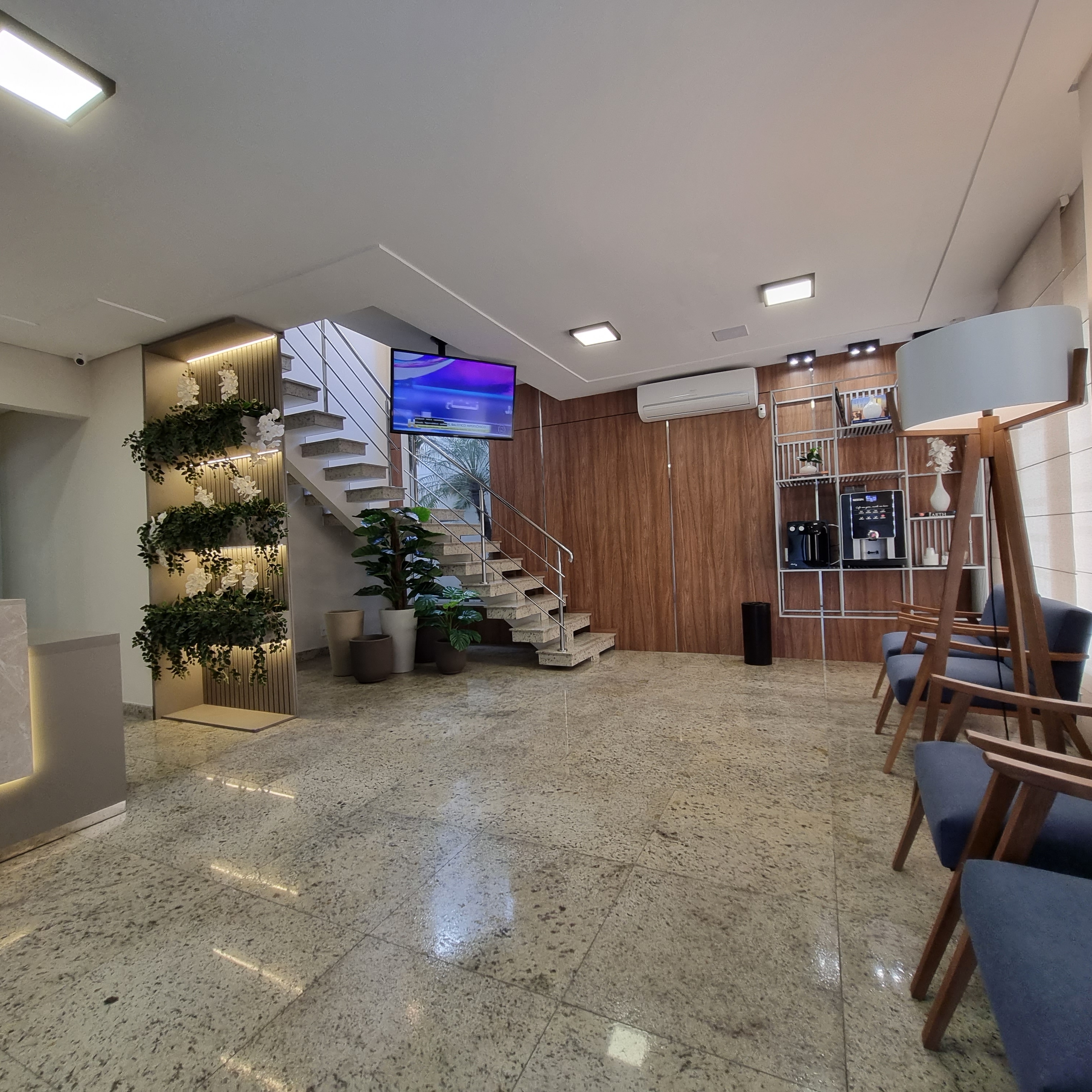 Sala de espera com poltronas e espaço do café